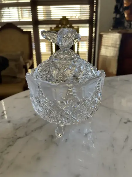Foto de um(a) Antiga Caixa Borboleta Bomboniere Cristal Francês Satiné, da categoria de Garrafas, potes e jarros. Antiga caixa porta joias ou bomboniere baleiro em cristal francês translúcido e de ótima qualidade, com detalhes em Satiné,... Mostrado de uma perspectiva diferente. Vendido no marketplace Trésors.