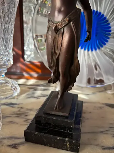 Foto de um(a) Antiga Escultura Bailarina Deco Dancer Pétit Bronze Francês, da categoria de Escultura. ~ Deco Dancer ~Antiga e belíssima escultura artística em bronze francês, e base em mármore italiano. Obra representando... Mostrado de uma perspectiva diferente. Vendido no marketplace Trésors.