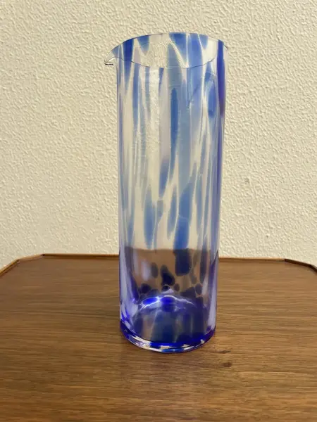 Foto de um(a) Italy Glass Antiga Jarra Vaso Em Murano Azul Art Deco, da categoria de Jarros. Antiga e super diferente jarra em Murano italiano, peça artística, feita à mão. Também pode ser usada como vaso. Medidas... Mostrado de uma perspectiva diferente. Vendido no marketplace Trésors.