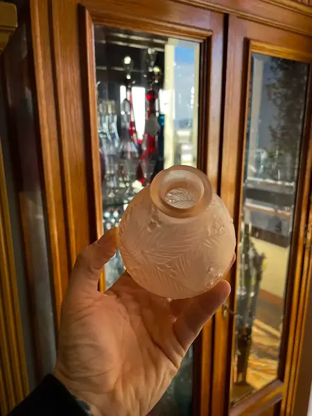 Foto de um(a) Antigo Pequeno Vaso Art Deco Em Vidro Francês Satiné, da categoria de Vasos. ~ Art Deco Glass ~Antigo e delicado vasinho artístico em “Pâte de Verre” pasta de vidro francês acetinado, decoração folhas... Mostrado de uma perspectiva diferente. Vendido no marketplace Trésors.