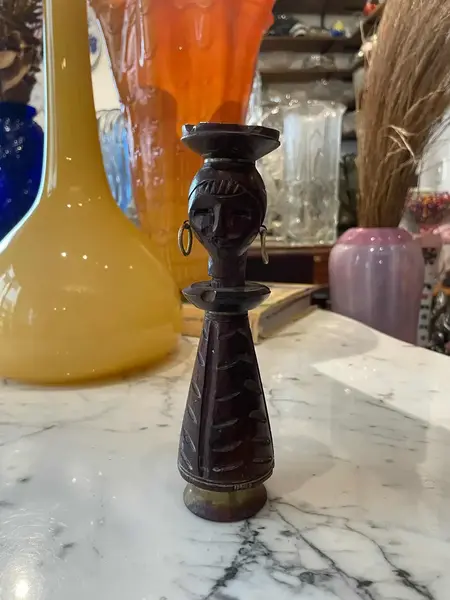 Foto de um(a) Antigo Abridor De Garrafa Saca Rolha Escultura Africana, da categoria de Abridores de garrafas. Antigo abridor de garrafas saca rolhas em madeira esculpido à mão com figura de africana. Peça super original e decorativa. ... Mostrado de uma perspectiva diferente. Vendido no marketplace Trésors.