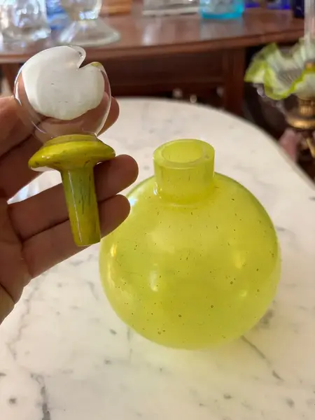 Foto de um(a) Antigo Perfumeiro Decorativo Em Murano Amarelo Art Deco, da categoria de Garrafas, potes e jarros. Italy Glass Antigo perfumeiro decorativo em Murano amarelo com a tampa com detalhes em branco. Peça toda original. Art Deco.... Mostrado de uma perspectiva diferente. Vendido no marketplace Trésors.
