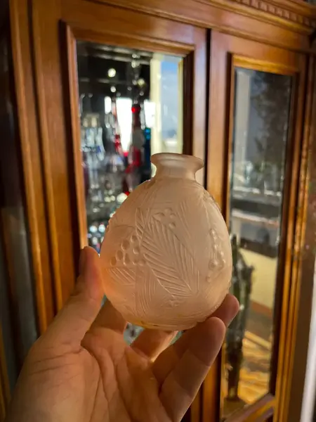 Foto de um(a) Antigo Pequeno Vaso Art Deco Em Vidro Francês Satiné, da categoria de Vasos. ~ Art Deco Glass ~Antigo e delicado vasinho artístico em “Pâte de Verre” pasta de vidro francês acetinado, decoração folhas... Mostrado de uma perspectiva diferente. Vendido no marketplace Trésors.