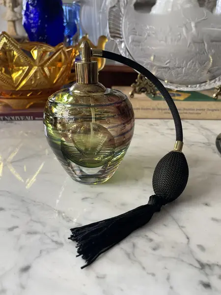 Foto de um(a) Antigo Grande Perfumeiro Em Cristal De Murano Italy Glass, da categoria de Perfumeiros. ~ Italy Glass ~Antigo e grande perfumeiro em legítimo cristal de Murano. Borrifador original funcionando perfeitamente. Peça... Mostrado de uma perspectiva diferente. Vendido no marketplace Trésors.