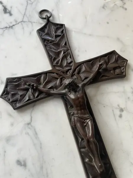 Foto de um(a) Arte Sacra Antiga Escultura Crucifixo Jesus Cristo Em Bronze, da categoria de Objetos religiosos e espirituais. Antigo crucifixo em bronze francês. Fundição de ótima qualidade. Medidas 28x17cm. Mostrado de uma perspectiva diferente. Vendido no marketplace Trésors.
