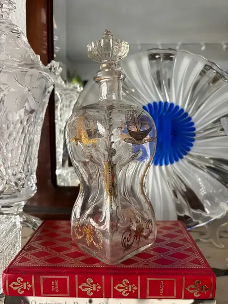 Foto de um(a) Antiga Garrafa Licoreira Navio Cristal Baccarat Dourado Ouro, da categoria de Garrafas. ~ Baccarat ~Antiga e diferente garrafa decorativa, licoreira em cristal decorada com rico trabalho de lapidação e pintura... Mostrado de uma perspectiva diferente. Vendido no marketplace Trésors.