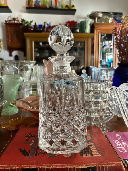 Foto de um(a) Antiga Garrafa Licoreira Decorativa Cristal Alemão Art Deco, da categoria de Garrafas. Antiga e grande garrafa licoreira em cristal alemão. Peça artística, design clássico, com traços do período Art Deco. Linda... Mostrado de uma perspectiva diferente. Vendido no marketplace Trésors.