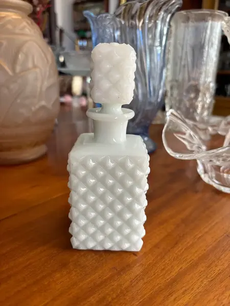 Foto de um(a) Antigo Perfumeiro Decorativo Em Opalina Francesa Branca, da categoria de Garrafas, potes e jarros. Antigo e lindo perfumeiro em opalina francesa. Todo original. Medidas 15x6cm. Mostrado de uma perspectiva diferente. Vendido no marketplace Trésors.