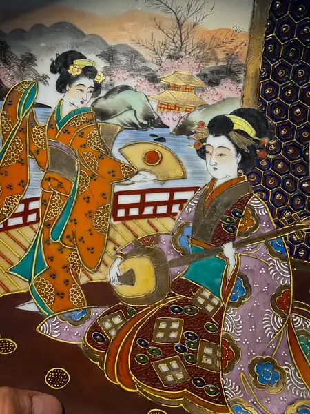 Foto de um(a) Antigo Prato Medalhão Oriental Porcelana Satsuma Século XX, da categoria de Pratos Decorativos. Antigo e grande prato/medalhão oriental em porcelana satsuma imperial, ricamente pintado à mão, em alto relevo, com... Mostrado de uma perspectiva diferente. Vendido no marketplace Trésors.