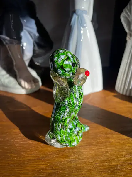Foto de um(a) Antiga Pequena Escultura Cachorro Murano Italiano Millefiori, da categoria de Escultura. ~ Millefiori Glass ~ Antiga e legítima escultura de coleção representando cachorro. Peça pequena e com muita riqueza de... Mostrado de uma perspectiva diferente. Vendido no marketplace Trésors.