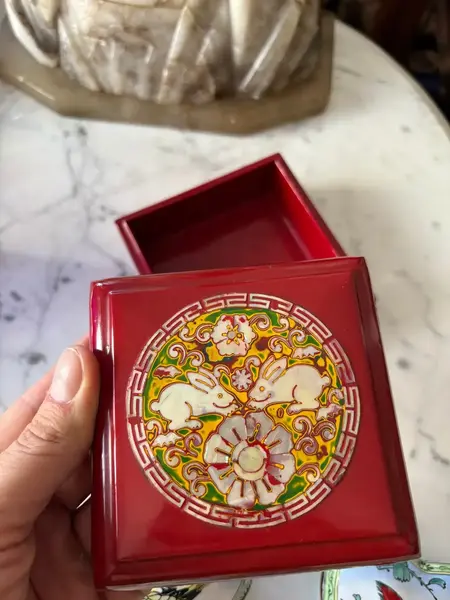 Foto de um(a) Antiga Caixa Japonesa Em Laca Oriental Coelho Madrepérola, da categoria de Cestos e Caixas. Antiga caixa decorativa porta joias ou caixa para qualquer finalidade em laca oriental de origem japonesa. Belíssima... Mostrado de uma perspectiva diferente. Vendido no marketplace Trésors.