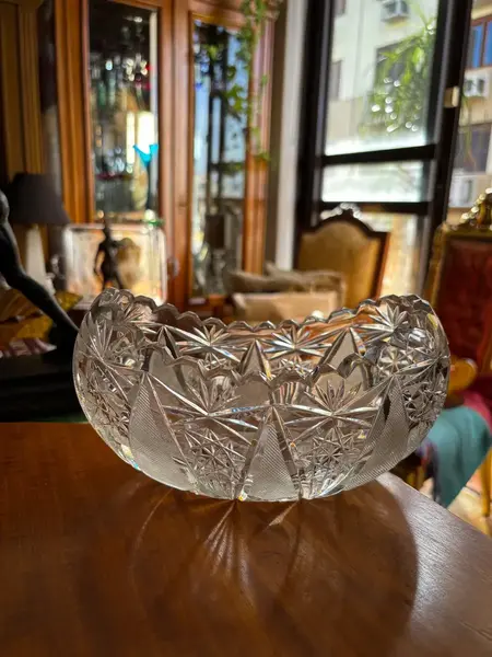 Foto de um(a) Antigo Vaso Centro De Mesa Jardineira Navete Cristal Tcheco, da categoria de Cachepot. Antigo centro de mesa modelo navete em cristal tcheco com riquíssima lapidação manual. Peça muito versátil e decorativa,... Mostrado de uma perspectiva diferente. Vendido no marketplace Trésors.