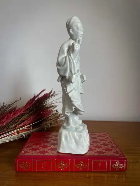 Foto de um(a) Antiga Escultura Porcelana Chinesa Sábio Blanc De Chine, da categoria de Escultura. ~ Blanc de Chine ~Antiga escultura chinesa representando sábio oriental. Porcelana branca vitrificada de ótima qualidade,... Mostrado de uma perspectiva diferente. Vendido no marketplace Trésors.