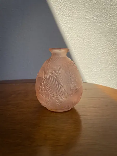 Foto de um(a) Antigo Pequeno Vaso Art Deco Em Vidro Francês Satiné, da categoria de Vasos. ~ Art Deco Glass ~Antigo e delicado vasinho artístico em “Pâte de Verre” pasta de vidro francês acetinado, decoração folhas... Mostrado de uma perspectiva diferente. Vendido no marketplace Trésors.