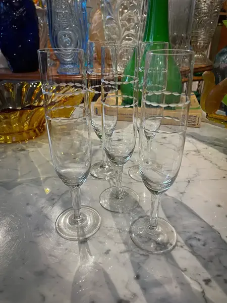 Foto de um(a) Antigo Conjunto com 05 Taças Para Champanhe Em Cristal Tcheco, da categoria de Jogos de taças e copos. Antigo e fino conjunto com cinco (05) taças flores para champanhe. Cristal tcheco de excelente qualidade, com lindo brilho... Mostrado de uma perspectiva diferente. Vendido no marketplace Trésors.