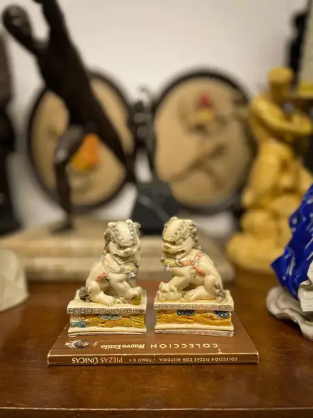 Foto de um(a) Antiga Rara Escultura Oriental Chinesa Casal De Cães Fó, da categoria de Escultura. ~ Os guardiões ~Antigo e diferente casal de Cães de Fó, moldados e pintados à mão. Para quem não sabe O Cão de Fó têm a... Mostrado de uma perspectiva diferente. Vendido no marketplace Trésors.