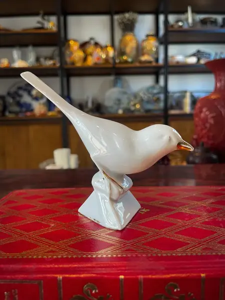 Foto de um(a) Antigo Bibelô Escultura De Pássaro Porcelana Alemã Bavaria, da categoria de Escultura. Antigo bibelô de pássaros em porcelana alemã com filetes de ouro. Peça muito decorativa e buscada por colecionadores.Medidas... Mostrado de uma perspectiva diferente. Vendido no marketplace Trésors.