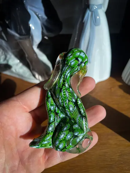 Foto de um(a) Antiga Pequena Escultura Cachorro Murano Italiano Millefiori, da categoria de Escultura. ~ Millefiori Glass ~ Antiga e legítima escultura de coleção representando cachorro. Peça pequena e com muita riqueza de... Mostrado de uma perspectiva diferente. Vendido no marketplace Trésors.