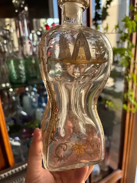 Foto de um(a) Antiga Garrafa Licoreira Navio Cristal Baccarat Dourado Ouro, da categoria de Garrafas. ~ Baccarat ~Antiga e diferente garrafa decorativa, licoreira em cristal decorada com rico trabalho de lapidação e pintura... Mostrado de uma perspectiva diferente. Vendido no marketplace Trésors.