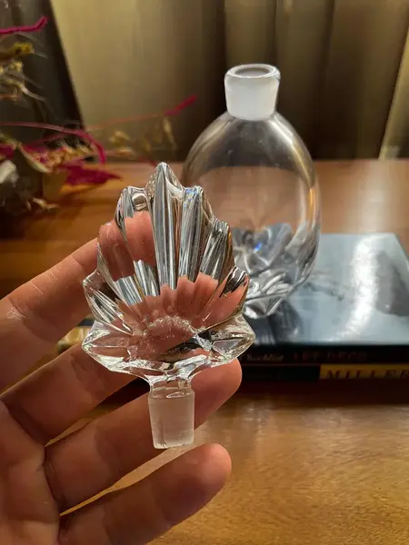 Foto de um(a) Antigo Raro Perfumeiro Frasco Em Cristal Orrefors Art Deco, da categoria de Perfumeiros. Antigo perfumeiro em cristal da Suécia, Cristallerie Orrefors. Lapidado à mão. A tampa no formato de leque. Peça muito... Mostrado de uma perspectiva diferente. Vendido no marketplace Trésors.