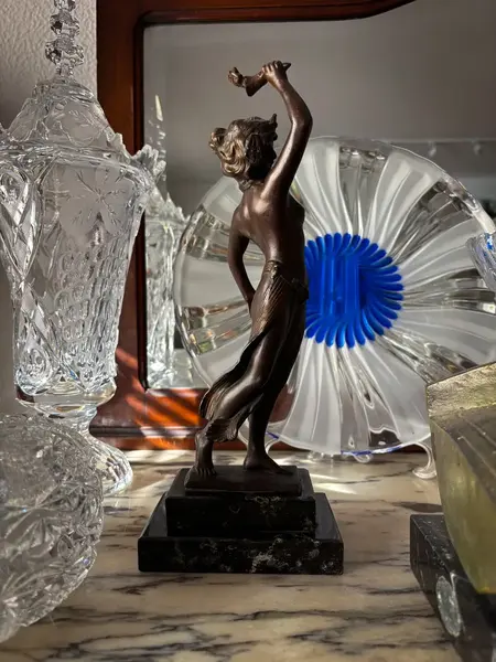 Foto de um(a) Antiga Escultura Bailarina Deco Dancer Pétit Bronze Francês, da categoria de Escultura. ~ Deco Dancer ~Antiga e belíssima escultura artística em bronze francês, e base em mármore italiano. Obra representando... Mostrado de uma perspectiva diferente. Vendido no marketplace Trésors.