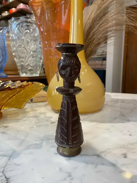 Foto de um(a) Antigo Abridor De Garrafa Saca Rolha Escultura Africana, da categoria de Abridores de garrafas. Antigo abridor de garrafas saca rolhas em madeira esculpido à mão com figura de africana. Peça super original e decorativa. ... Mostrado de uma perspectiva diferente. Vendido no marketplace Trésors.