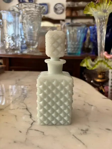Foto de um(a) Antigo Perfumeiro Decorativo Em Opalina Francesa Branca, da categoria de Garrafas, potes e jarros. Antigo e lindo perfumeiro em opalina francesa. Todo original. Medidas 15x6cm. Mostrado de uma perspectiva diferente. Vendido no marketplace Trésors.