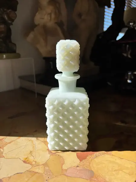 Foto de um(a) Antigo Perfumeiro Decorativo Em Opalina Francesa Branca, da categoria de Garrafas, potes e jarros. Antigo e lindo perfumeiro em opalina francesa. Todo original. Medidas 15x6cm. Mostrado de uma perspectiva diferente. Vendido no marketplace Trésors.