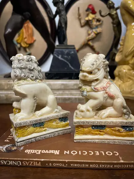 Foto de um(a) Antiga Rara Escultura Oriental Chinesa Casal De Cães Fó, da categoria de Escultura. ~ Os guardiões ~Antigo e diferente casal de Cães de Fó, moldados e pintados à mão. Para quem não sabe O Cão de Fó têm a... Mostrado de uma perspectiva diferente. Vendido no marketplace Trésors.