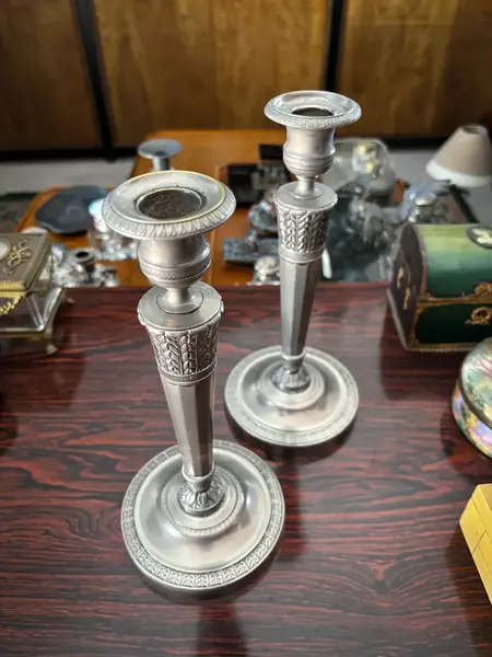 Foto de um(a) Antigo Par De Castiçais Clássicos Prata Inglesa Sheffield, da categoria de Castiçais. Antigo e elegante par de castiçais franceses espessurados a prata, com acabamento e detalhes clássicos. Ótimas peças para... Mostrado de uma perspectiva diferente. Vendido no marketplace Trésors.