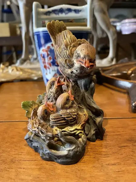 Foto de um(a) Antiga Escultura De Pássaro Assinado Faro Resina Italiana, da categoria de Escultura. ~ Baby Bird figurine ~Antiga e delicadíssima escultura artística em resina italiana, peça moldada e pintada à mão. Riqueza... Mostrado de uma perspectiva diferente. Vendido no marketplace Trésors.