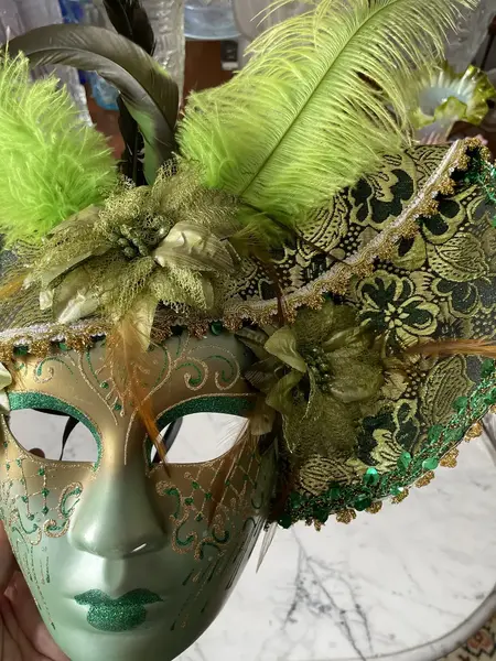 Foto de um(a) Grande Máscara Veneziana Feita À Mão Para Pendurar E Usar, da categoria de Objetos de parede esculturais. Grande máscara veneziana, pode ser usada para pendurar e usar no rosto. Peça artística, toda feita à mão. Uma beleza em... Mostrado de uma perspectiva diferente. Vendido no marketplace Trésors.