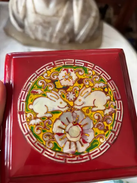 Foto de um(a) Antiga Caixa Japonesa Em Laca Oriental Coelho Madrepérola, da categoria de Cestos e Caixas. Antiga caixa decorativa porta joias ou caixa para qualquer finalidade em laca oriental de origem japonesa. Belíssima... Mostrado de uma perspectiva diferente. Vendido no marketplace Trésors.
