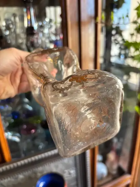 Foto de um(a) Antiga Garrafa Licoreira Navio Cristal Baccarat Dourado Ouro, da categoria de Garrafas. ~ Baccarat ~Antiga e diferente garrafa decorativa, licoreira em cristal decorada com rico trabalho de lapidação e pintura... Mostrado de uma perspectiva diferente. Vendido no marketplace Trésors.