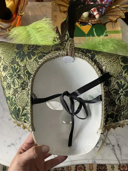 Foto de um(a) Grande Máscara Veneziana Feita À Mão Para Pendurar E Usar, da categoria de Objetos de parede esculturais. Grande máscara veneziana, pode ser usada para pendurar e usar no rosto. Peça artística, toda feita à mão. Uma beleza em... Mostrado de uma perspectiva diferente. Vendido no marketplace Trésors.