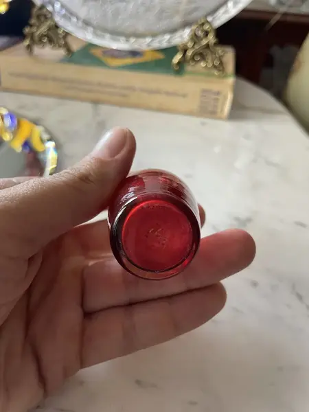 Foto de um(a) Antigo Perfumeiro De Coleção Em Vidro Veneziano Vermelho, da categoria de Garrafas, potes e jarros. Antigo perfumeiro de coleção em vidro veneziano pintado à mão. Uma beleza do início do século XX.Altura 9cm. Mostrado de uma perspectiva diferente. Vendido no marketplace Trésors.