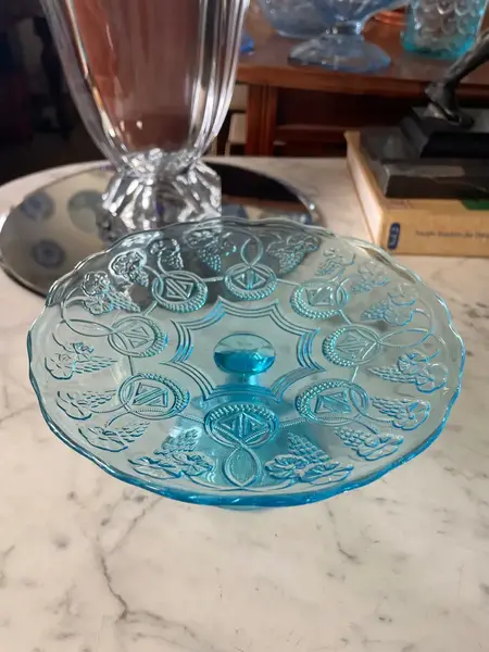 Foto de um(a) Antiga Rara Uveira Fruteirinha Fruteira Vidro Azul Portieux, da categoria de Fruteiras. Portieux Antiga uveira; fruteirinha em vidro francês na cor azul. Peça linda e original. Medidas 9x18cm. Mostrado de uma perspectiva diferente. Vendido no marketplace Trésors.