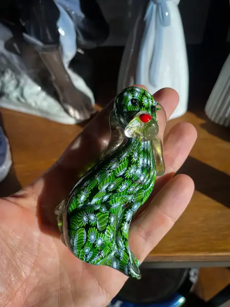 Foto de um(a) Antiga Pequena Escultura Cachorro Murano Italiano Millefiori, da categoria de Escultura. ~ Millefiori Glass ~ Antiga e legítima escultura de coleção representando cachorro. Peça pequena e com muita riqueza de... Mostrado de uma perspectiva diferente. Vendido no marketplace Trésors.