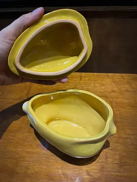 Foto de um(a) Antiga Caixa Molheira Sopeira Em Cerâmica Formato De Fruta, da categoria de Terrinas de sopa. Eu amo essas frutas, são super decorativas e versáteis. Antiga caixa/pote no formato de fruta craquelado. Peça artística.... Mostrado de uma perspectiva diferente. Vendido no marketplace Trésors.