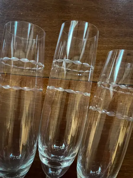 Foto de um(a) Antigo Conjunto com 05 Taças Para Champanhe Em Cristal Tcheco, da categoria de Jogos de taças e copos. Antigo e fino conjunto com cinco (05) taças flores para champanhe. Cristal tcheco de excelente qualidade, com lindo brilho... Mostrado de uma perspectiva diferente. Vendido no marketplace Trésors.