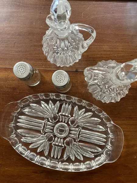 Foto de um(a) Antigo Galheteiro Saleiro Em Cristal Francês, da categoria de Saleiros e pimenteiros. Antigo galheteiro em cristal francês prensado. Composto por cinco peças. **Uma das garrafinhas tem um lascado na borda.... Mostrado de uma perspectiva diferente. Vendido no marketplace Trésors.