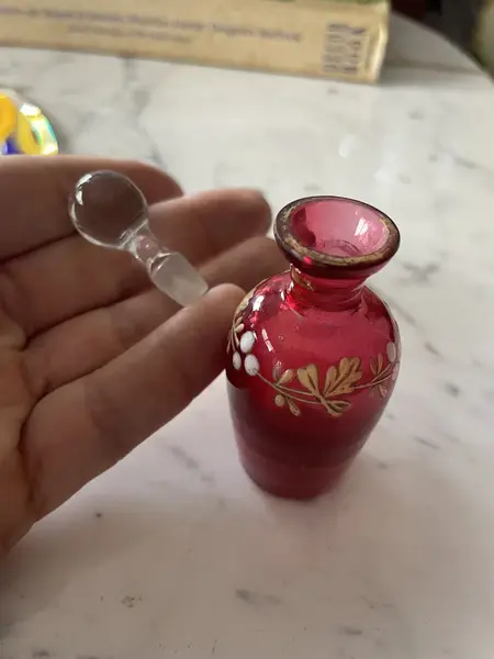 Foto de um(a) Antigo Perfumeiro De Coleção Em Vidro Veneziano Vermelho, da categoria de Garrafas, potes e jarros. Antigo perfumeiro de coleção em vidro veneziano pintado à mão. Uma beleza do início do século XX.Altura 9cm. Mostrado de uma perspectiva diferente. Vendido no marketplace Trésors.