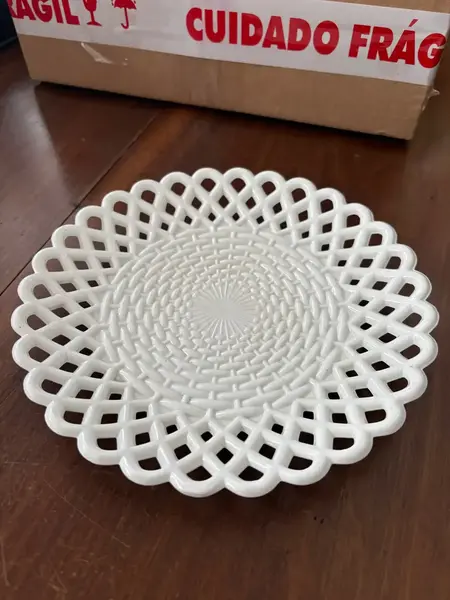 Foto de um(a) Antigo Prato Bowl Decorativo Em Opalina Francesa Branca, da categoria de Centro de mesa. Antigo prato decorativo em opalina francesa branca. Borda fenestrada. Linda peça para compor a decoração. Marca da... Mostrado de uma perspectiva diferente. Vendido no marketplace Trésors.