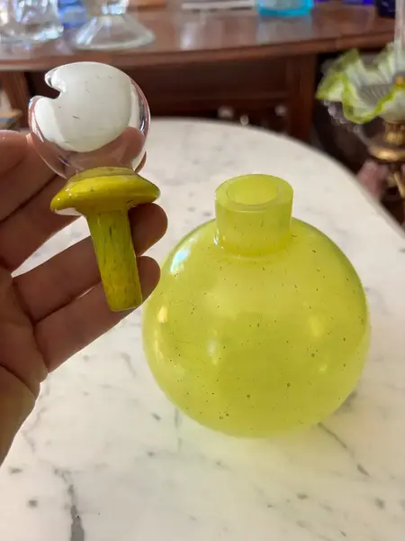 Foto de um(a) Antigo Perfumeiro Decorativo Em Murano Amarelo Art Deco, da categoria de Garrafas, potes e jarros. Italy Glass Antigo perfumeiro decorativo em Murano amarelo com a tampa com detalhes em branco. Peça toda original. Art Deco.... Mostrado de uma perspectiva diferente. Vendido no marketplace Trésors.