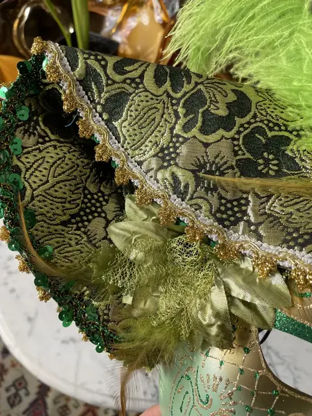 Foto de um(a) Grande Máscara Veneziana Feita À Mão Para Pendurar E Usar, da categoria de Objetos de parede esculturais. Grande máscara veneziana, pode ser usada para pendurar e usar no rosto. Peça artística, toda feita à mão. Uma beleza em... Mostrado de uma perspectiva diferente. Vendido no marketplace Trésors.