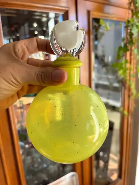 Foto de um(a) Antigo Perfumeiro Decorativo Em Murano Amarelo Art Deco, da categoria de Garrafas, potes e jarros. Italy Glass Antigo perfumeiro decorativo em Murano amarelo com a tampa com detalhes em branco. Peça toda original. Art Deco.... Mostrado de uma perspectiva diferente. Vendido no marketplace Trésors.