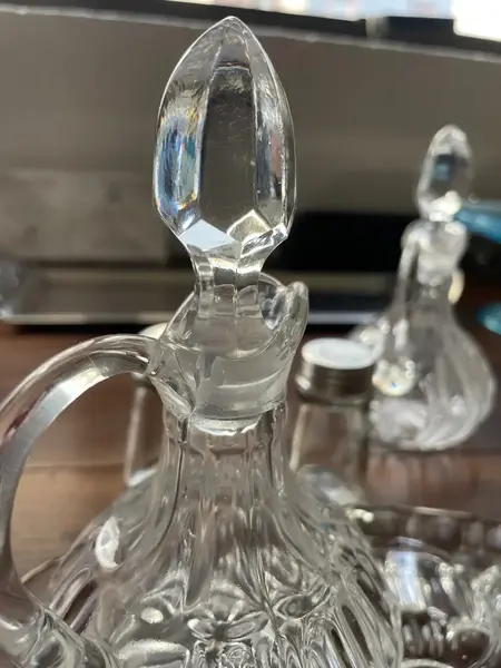 Foto de um(a) Antigo Galheteiro Saleiro Em Cristal Francês, da categoria de Saleiros e pimenteiros. Antigo galheteiro em cristal francês prensado. Composto por cinco peças. **Uma das garrafinhas tem um lascado na borda.... Mostrado de uma perspectiva diferente. Vendido no marketplace Trésors.