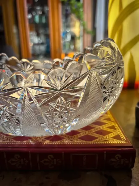 Foto de um(a) Antigo Vaso Centro De Mesa Jardineira Navete Cristal Tcheco, da categoria de Cachepot. Antigo centro de mesa modelo navete em cristal tcheco com riquíssima lapidação manual. Peça muito versátil e decorativa,... Mostrado de uma perspectiva diferente. Vendido no marketplace Trésors.