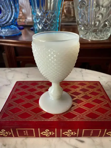 Foto de um(a) Antiga Taça De Coleção De Vinho Em Opalina Francesa, da categoria de Taças. Antiga taça em opalina francesa bico de jaca. Peça de coleção, excelente qualidade. Meados do século XX.Medidas 12 x 6,5cm. Mostrado de uma perspectiva diferente. Vendido no marketplace Trésors.
