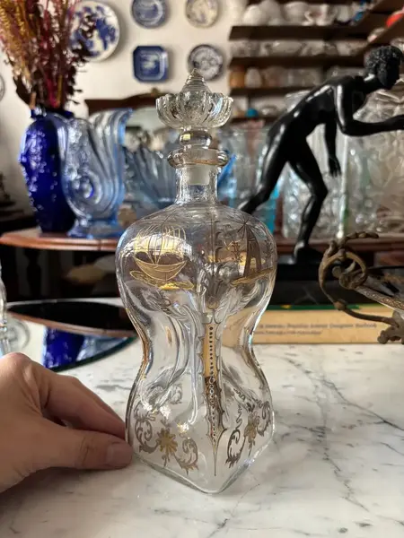 Foto de um(a) Antiga Garrafa Licoreira Navio Cristal Baccarat Dourado Ouro, da categoria de Garrafas. ~ Baccarat ~Antiga e diferente garrafa decorativa, licoreira em cristal decorada com rico trabalho de lapidação e pintura... Mostrado de uma perspectiva diferente. Vendido no marketplace Trésors.